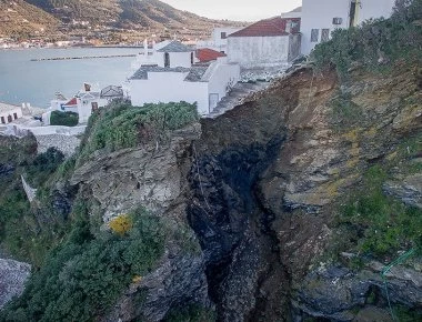 «Κόβουν» την ανάσα οι εικόνες από την κατολίσθηση στη Σκόπελο - Μια γειτονιά στο χείλος του γκρεμού (φώτο-βίντεο)